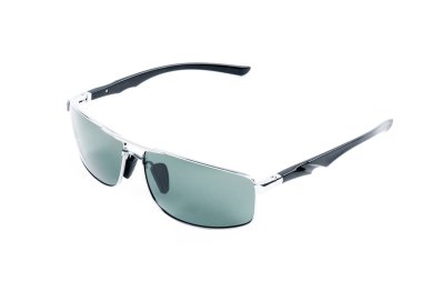 Beyaz arkaplanda güneş gözlüğü 