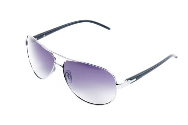 Beyaz arkaplanda güneş gözlüğü 