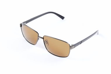 Beyaz arkaplanda güneş gözlüğü 