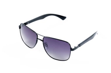 Beyaz arkaplanda güneş gözlüğü 