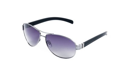 Beyaz arkaplanda güneş gözlüğü 