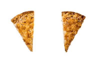 Beyaz arka planda bir parça elmalı turta.