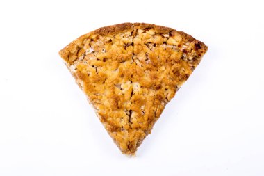 Beyaz arka planda bir parça elmalı turta.