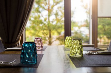 Cam bir kafede masada