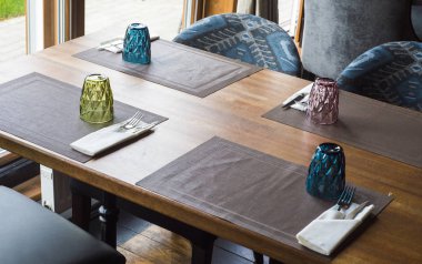 Cam bir kafede masada