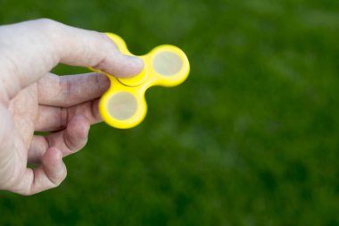 Adam elinde giderici stres kavramı kıpır Spinner ile oynamak için bir küçük el matematik geliştirmek.