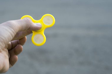 Adam elinde giderici stres kavramı kıpır Spinner ile oynamak için bir küçük el matematik geliştirmek.