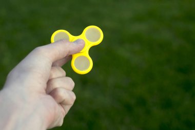 Adam elinde giderici stres kavramı kıpır Spinner ile oynamak için bir küçük el matematik geliştirmek.