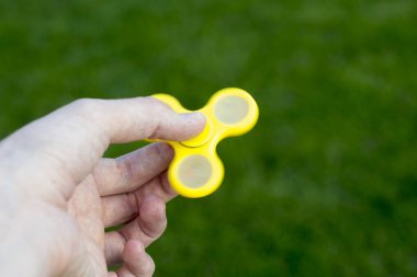 Adam elinde giderici stres kavramı kıpır Spinner ile oynamak için bir küçük el matematik geliştirmek.