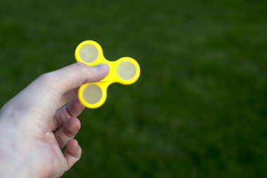 Adam elinde giderici stres kavramı kıpır Spinner ile oynamak için bir küçük el matematik geliştirmek.