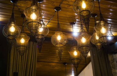 Bir kafede oryantal lambalar