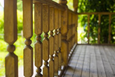 verandada ahşap çit