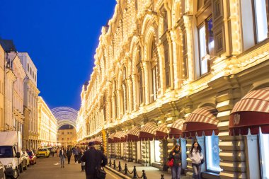 Rusya, Moskova, Eylül 2017: Turist yakınındaki devlet alışveriş merkezinde Moskova sokak düzensiz tarafında yürüyor