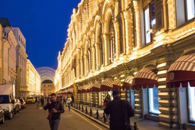 Rusya, Moskova, Eylül 2017: Turist yakınındaki devlet alışveriş merkezinde Moskova sokak düzensiz tarafında yürüyor