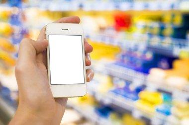 Mobil akıllı telefon süpermarket üzerinde tutan adam el bulanıklık arka plan, iş kavramı