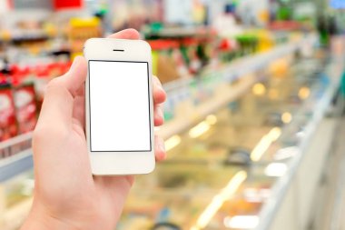 Mobil akıllı telefon süpermarket üzerinde tutan adam el bulanıklık arka plan, iş kavramı
