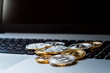 Gümüş ve altın bitcoin klavye