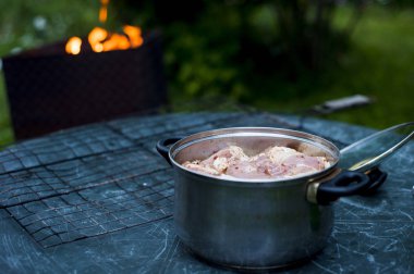 Bir tencerede domuz eti şiş