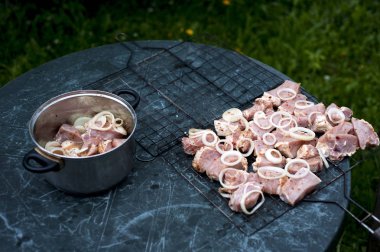 Bir tencerede domuz eti şiş