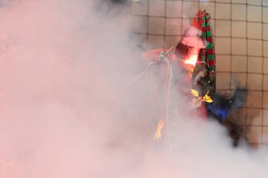 Holiganlar hayranları düşman bir eşarp yanmak