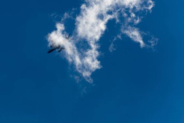 Bulutların arasından uçak uçar