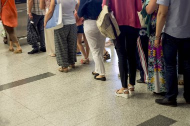 Closeup sıra Avrupa insan Havaalanı'nda yatılı kapısında bekliyor