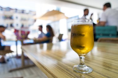 Bardak hafif bira bir tabloda sokak Cafe