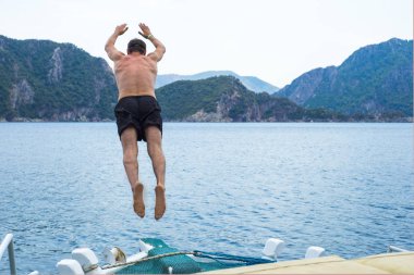 Deniz yat yaz gezisi ile adam atlama.