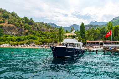 Türkiye (Marmaris, İçmeler'de plajlar birinin yakınında yat)
