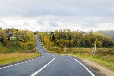 Yol. Rusya'da sonbahar manzara