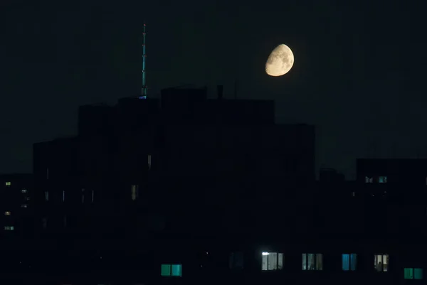 Media Luna Llena Sobre Torre Televisión Ciudad Cálida Noche Verano — Foto de Stock