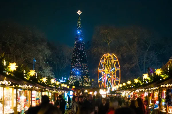 Londra, İngiltere - Aralık 2016: İnsanların Hyde Park'taki kış harikalar diyarı, gece boyunca Noel ve yeni yıl kutlamaları Londra, İngiltere, yemek, içmek ve Noel Pazar zevk.