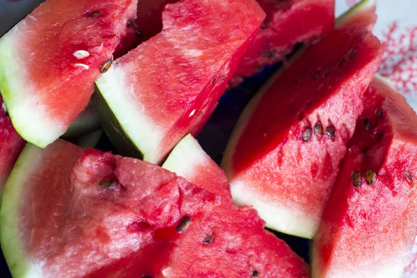 Scheiben Wassermelone Auf Dem Tisch — Stockfoto