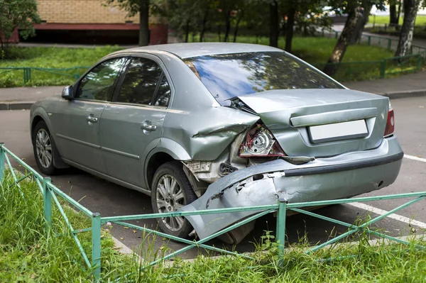 Kırık araba park sokak üzerinde