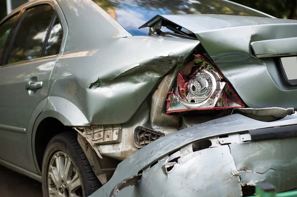 Kırık araba park sokak üzerinde