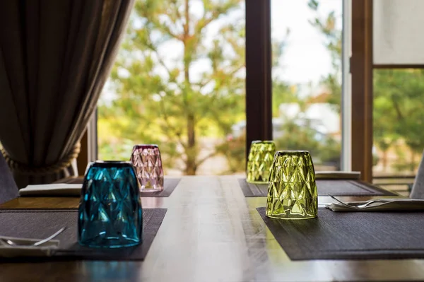 Cam bir kafede masada