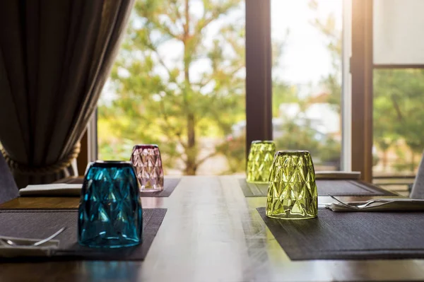 Cam bir kafede masada