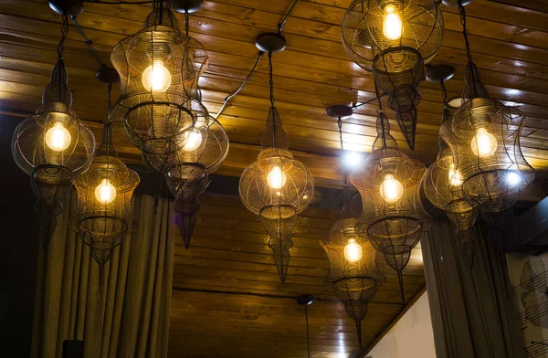 Bir kafede oryantal lambalar