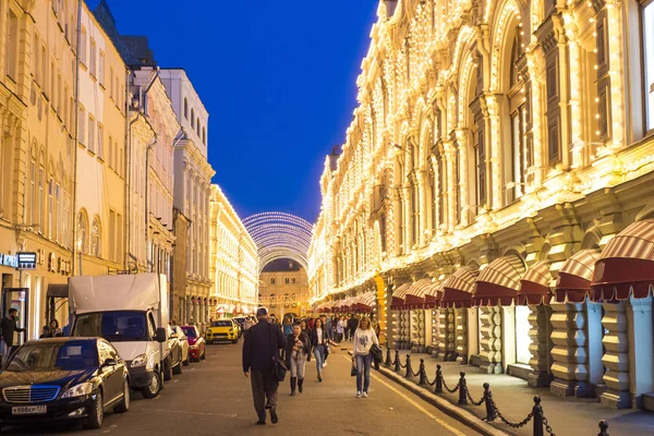 Rusya, Moskova, Eylül 2017: Turist yakınındaki devlet alışveriş merkezinde Moskova sokak düzensiz tarafında yürüyor