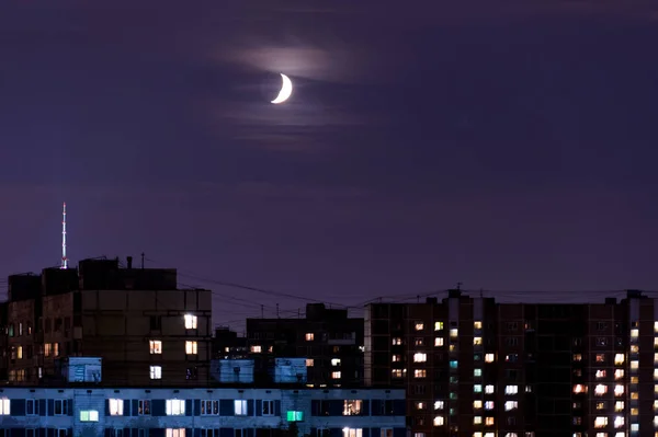 Hälften Fullmåne Över Tornet Och Staden Varm Sommarnatt Moskva — Stockfoto