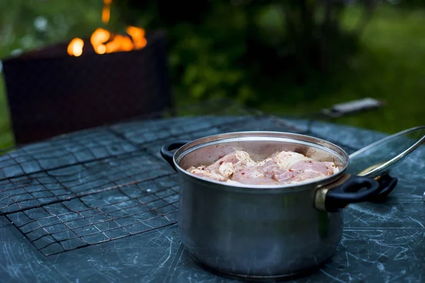 Bir tencerede domuz eti şiş