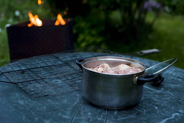 Bir tencerede domuz eti şiş