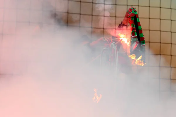 Fans Van Hooligans Branden Een Vijandelijke Sjaal — Stockfoto