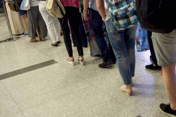 Closeup sıra Avrupa insan Havaalanı'nda yatılı kapısında bekliyor