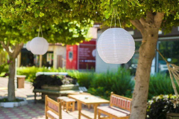 Bir kafede bir sokak lambası