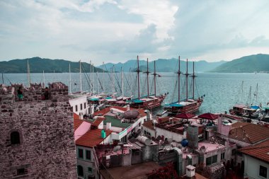 Marmaris Yat Limanı ve eski şehir görünümünü Türk Rivierası'nda.