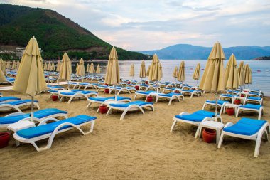 Türkiye'de bir plajda şezlong