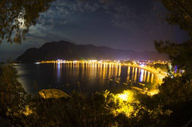 Akşam İçmeler şehir görünümünü. Defne Dağları ile çevrili. Gece hayatı. Akşam ışıklar tarafından aydınlatılmış Beach