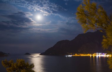 Akşam İçmeler şehir görünümünü. Defne Dağları ile çevrili. Gece hayatı. Akşam ışıklar tarafından aydınlatılmış Beach