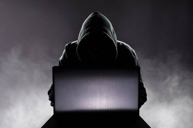 Hacker onun bilgisayar önünde. Karanlık yüzü